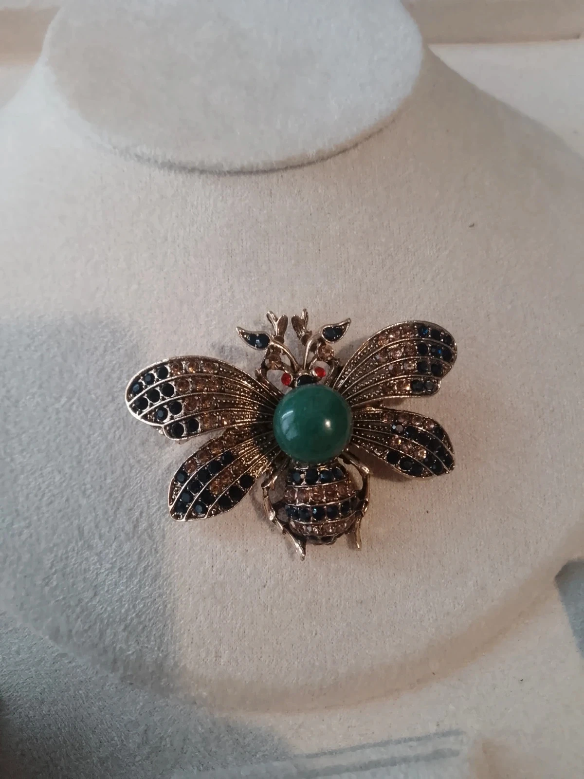 Broche abeille et pierre agate